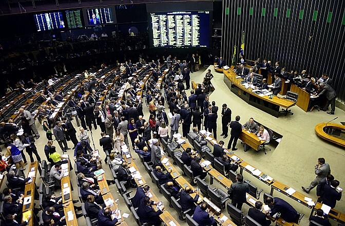 Plenário da Câmara no dia 4 de outubro, durante sessão em que foi discutido o projeto de repatriação de recurso