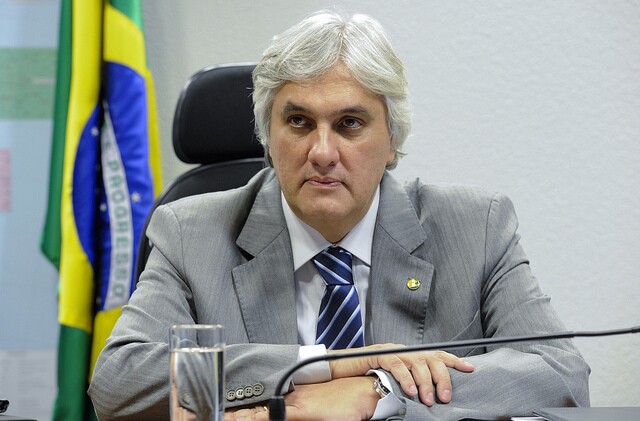 O senador Delcídio do Amaral (PT-MS) durante audiência sobre políticas públicas para a indústria nacional de aeronaves, em junho de 2012