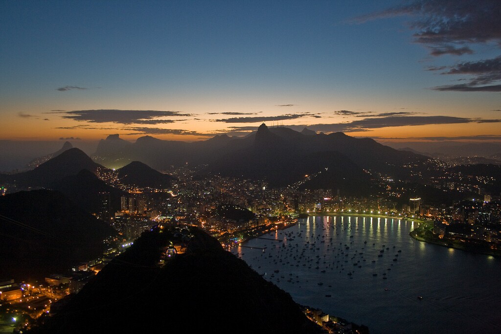 Rio ao anoitecer