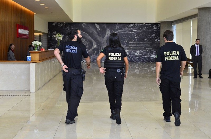 Agentes da Polícia Federal chegam à construtora Odebrecht, na 23ª fase da Operação Lava Jato