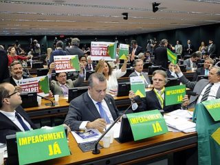 Parlamentares exibem cartazes contra e a favor do impeachment em sessão da comissão especial na Câmara
