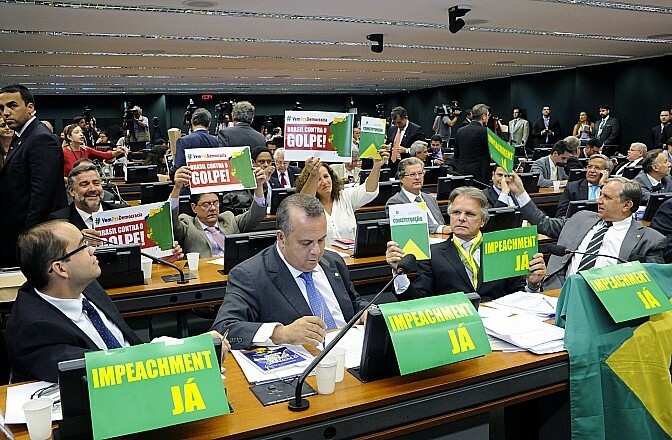 Parlamentares exibem cartazes contra e a favor do impeachment em sessão da comissão especial na Câmara