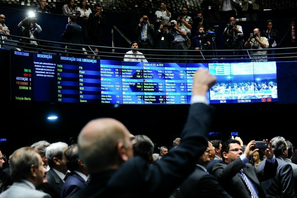 Senadores aprovam continuidade do impeachment contra a presidente Dilma Rousseff