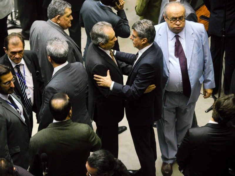 Senador Raimundo Lira (PMDB-PB) conversa com senador Romero Jucá (PMDB-RR), em sessão do Congresso que aprovou a nova meta fiscal