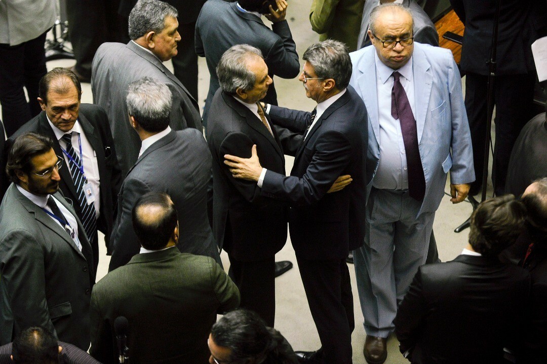Senador Raimundo Lira (PMDB-PB) conversa com senador Romero Jucá (PMDB-RR), em sessão do Congresso que aprovou a nova meta fiscal