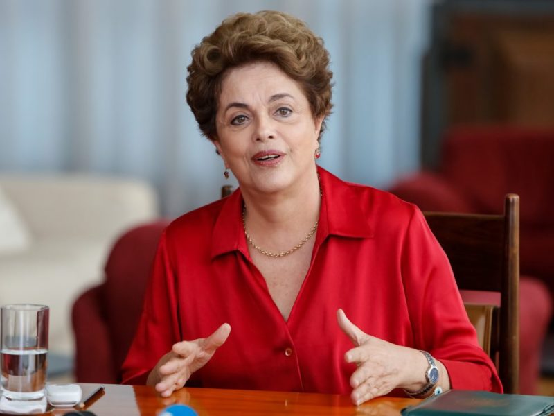 A presidente Dilma Rousseff, durante entrevista para agências internacionais no Palácio da Alvorada