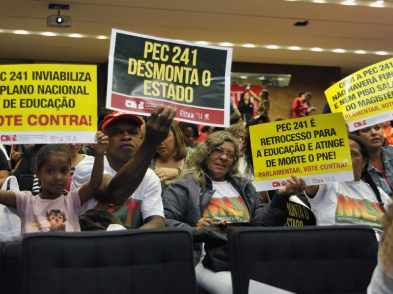 Manifestantes protestam contra a PEC 241 em seminário na Câmara