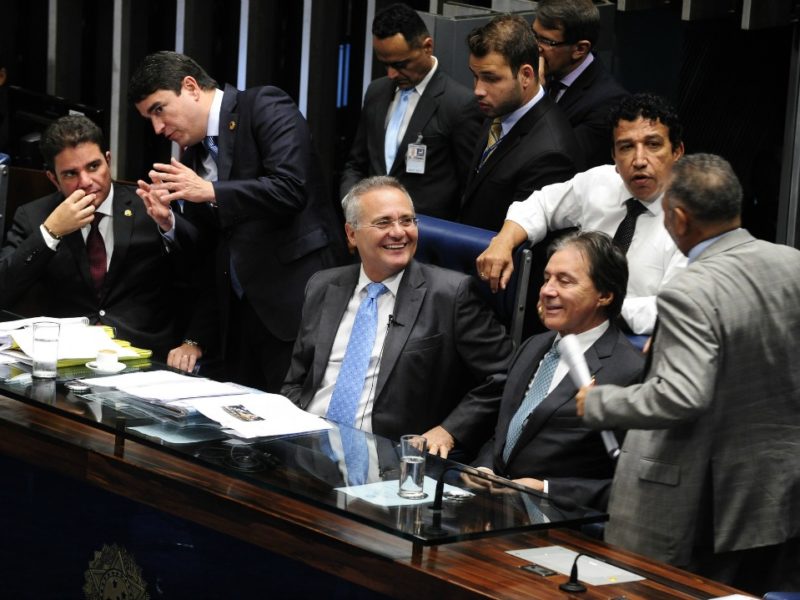 O presidente do Senado, Renan Calheiros (PMDB-AL) e o senador Eunício Oliveira (PMDB-CE), relator da PEC 55, durante sessão no plenário
