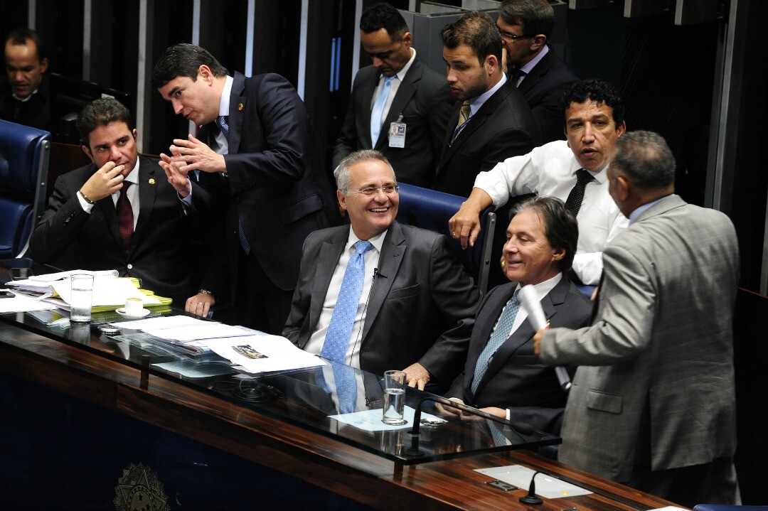 O presidente do Senado, Renan Calheiros (PMDB-AL) e o senador Eunício Oliveira (PMDB-CE), relator da PEC 55, durante sessão no plenário