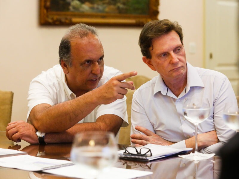 O governador do Rio, Luiz Fernando Pezão (PMDB), em reunião com o prefeito do Rio, Marcelo Crivella (PRB)