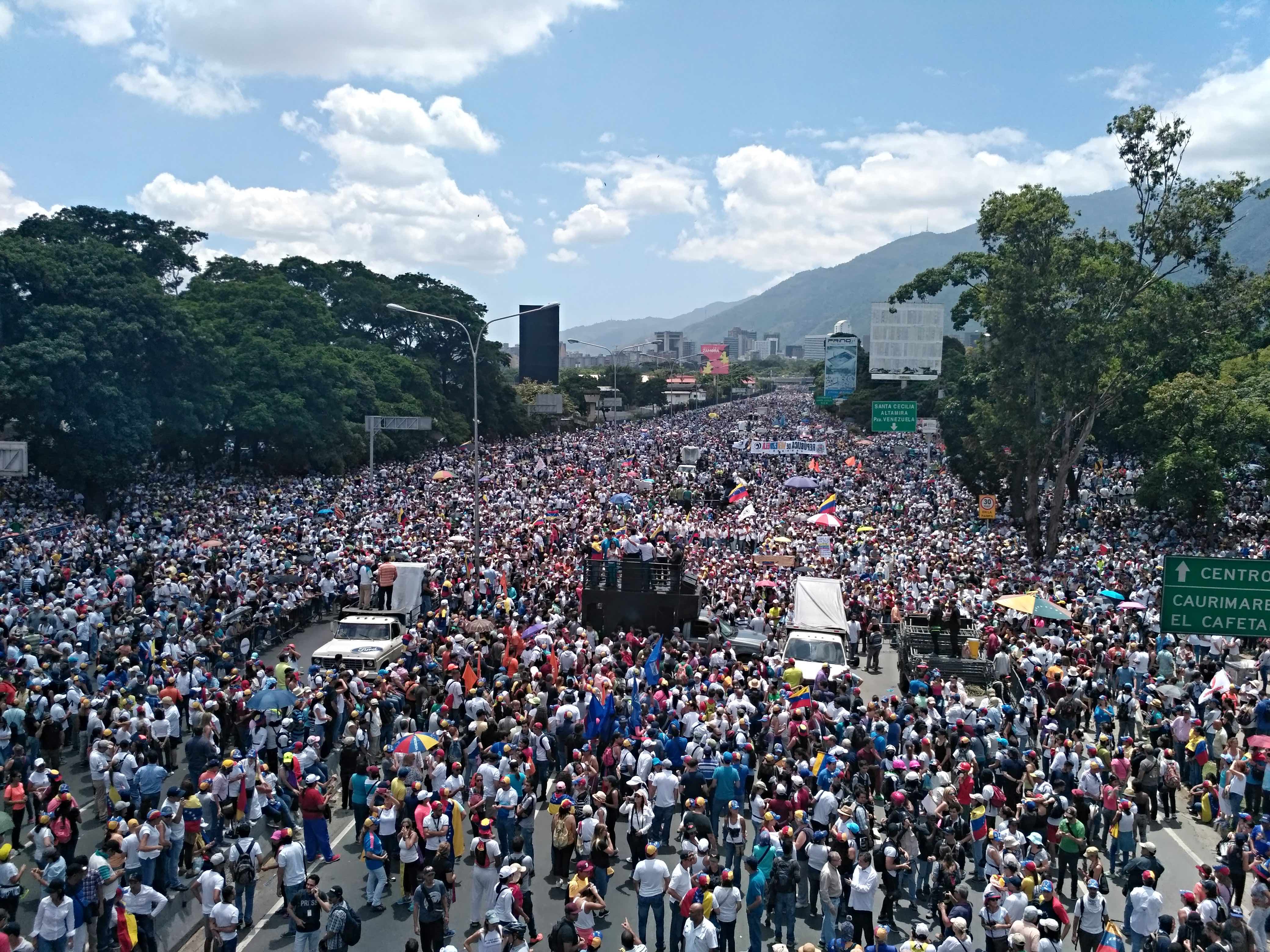 Militares venezuelanos jogam bombas em manifestantes na fronteira