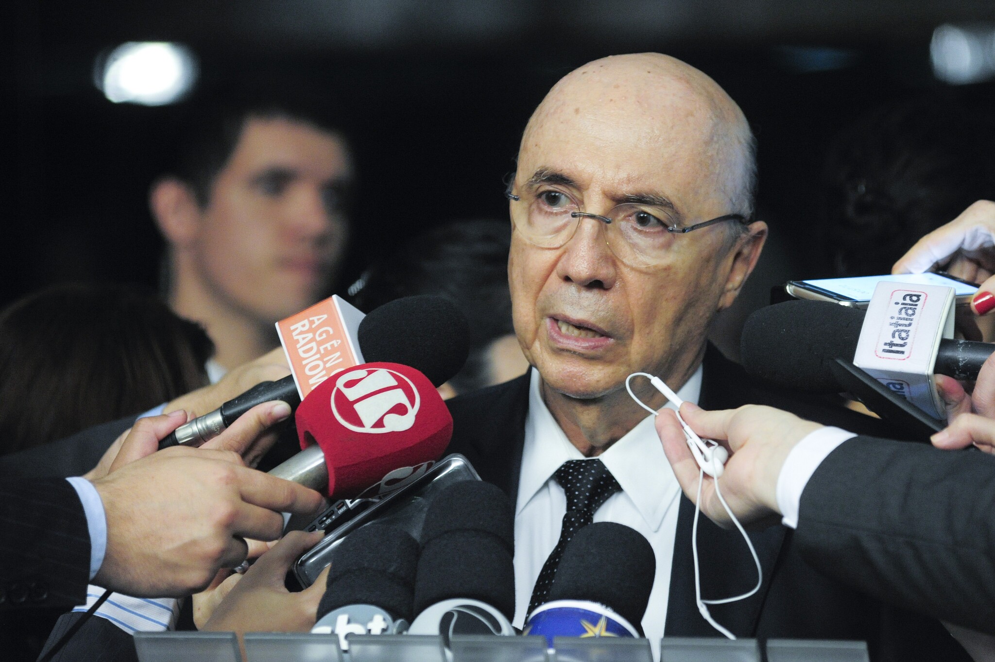 O ministro da Fazenda, Henrique Meirelles, concede entrevista no Senado