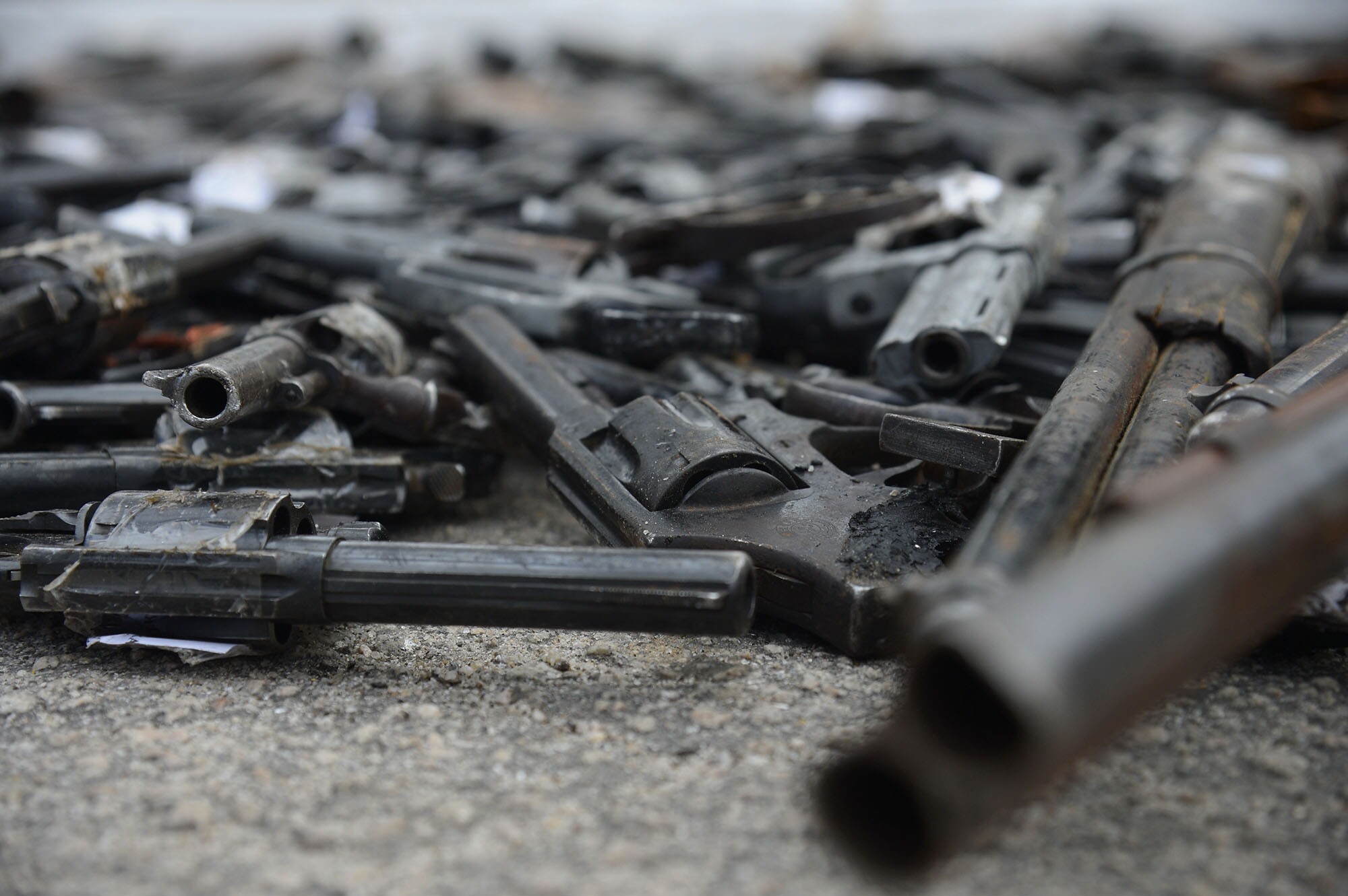 Polícia Federal e Exército realizam procedimento de destruição de 4 mil armas recolhidas pela PF nos últimos dois anos