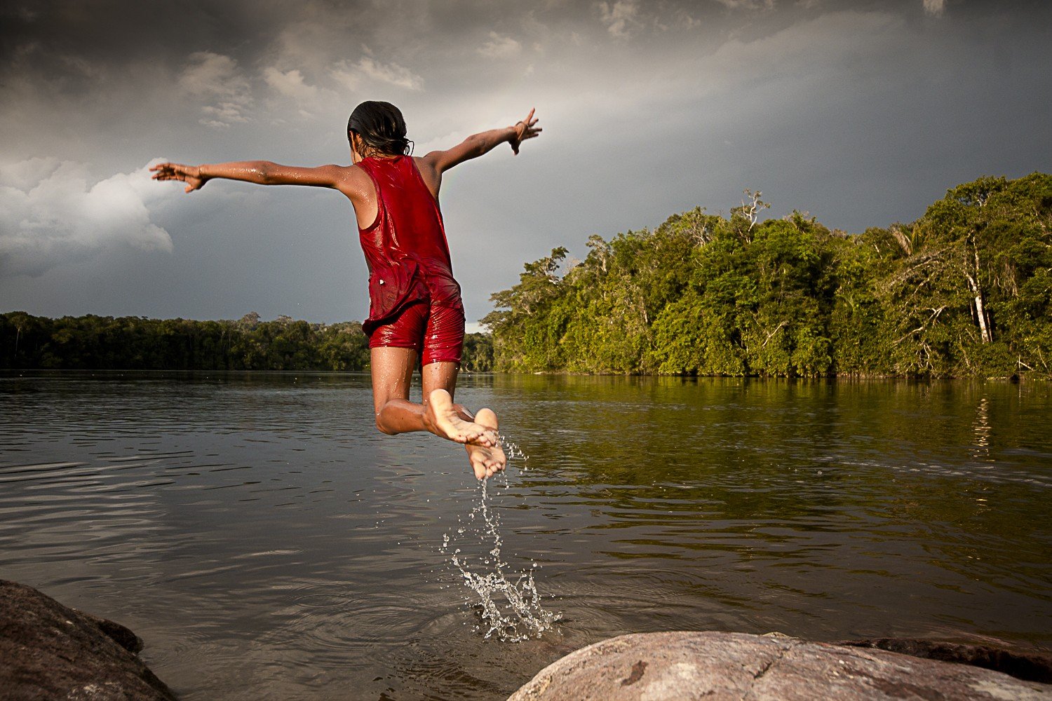 Ao final da tarde, crianças Katxuyana nadam no Rio Cachorro (Foto: Ana Mendes)