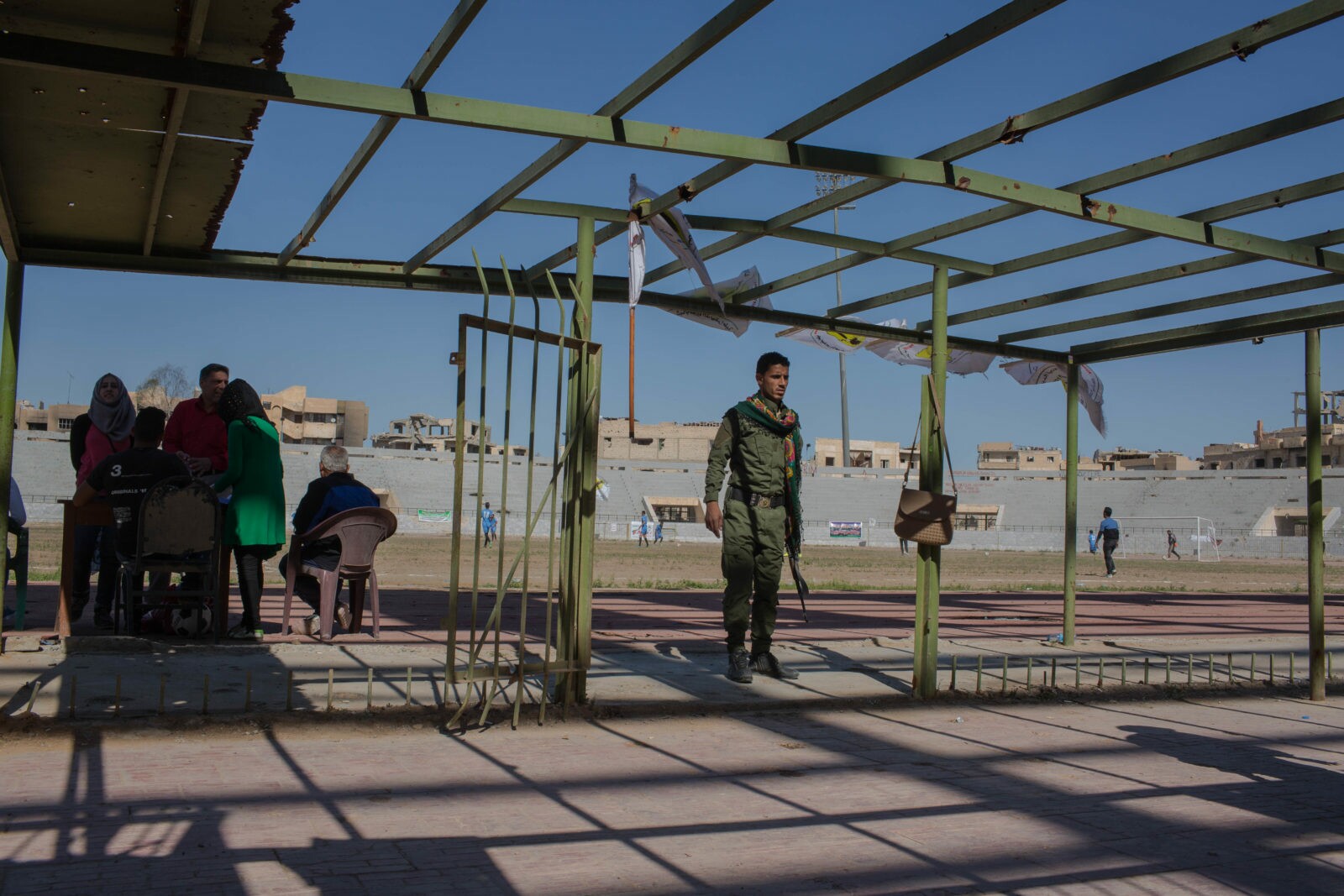 Soldado de prontidão no estádio de Raqqa
