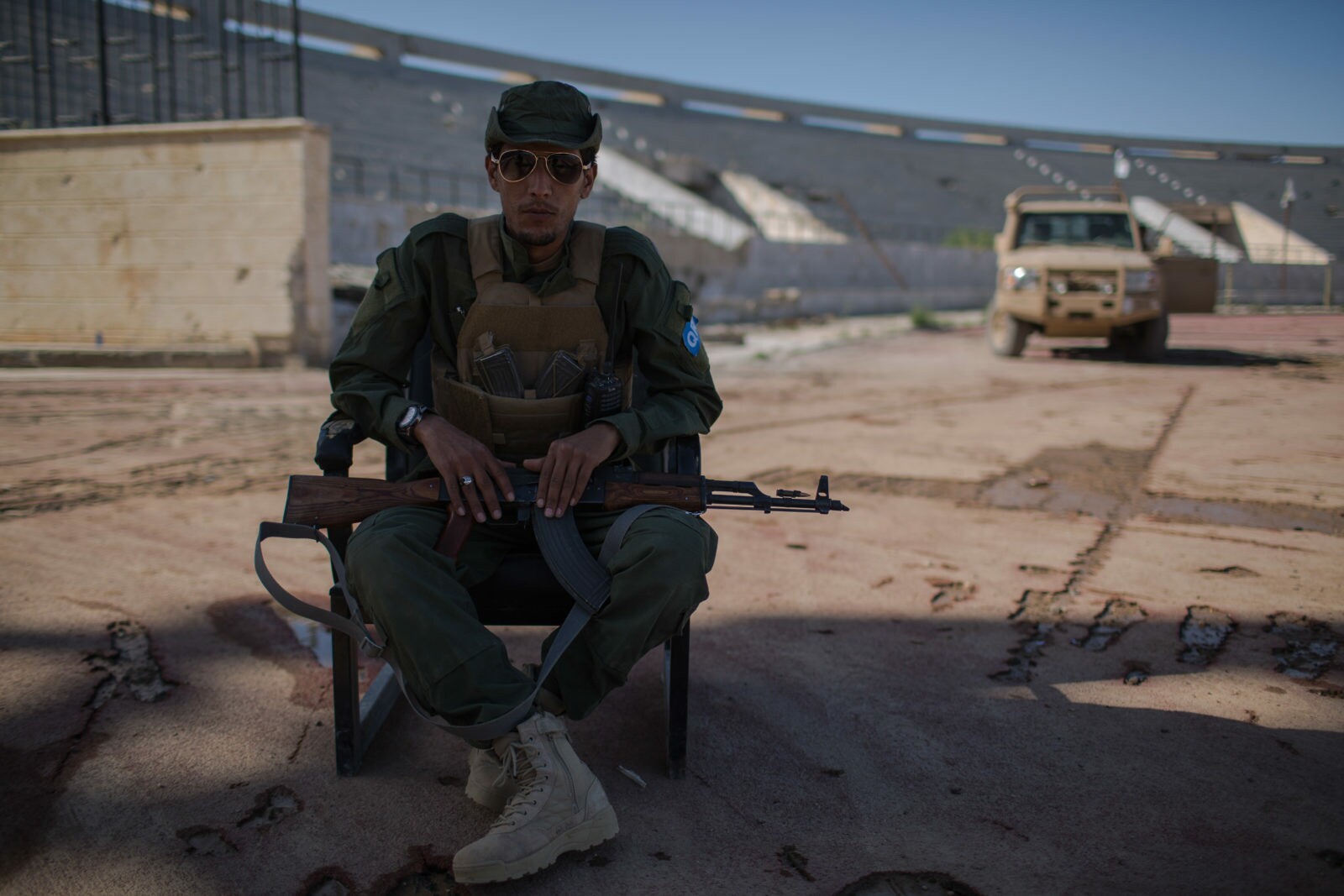 Soldado acompanha a partida entre Raqqa e Manbij