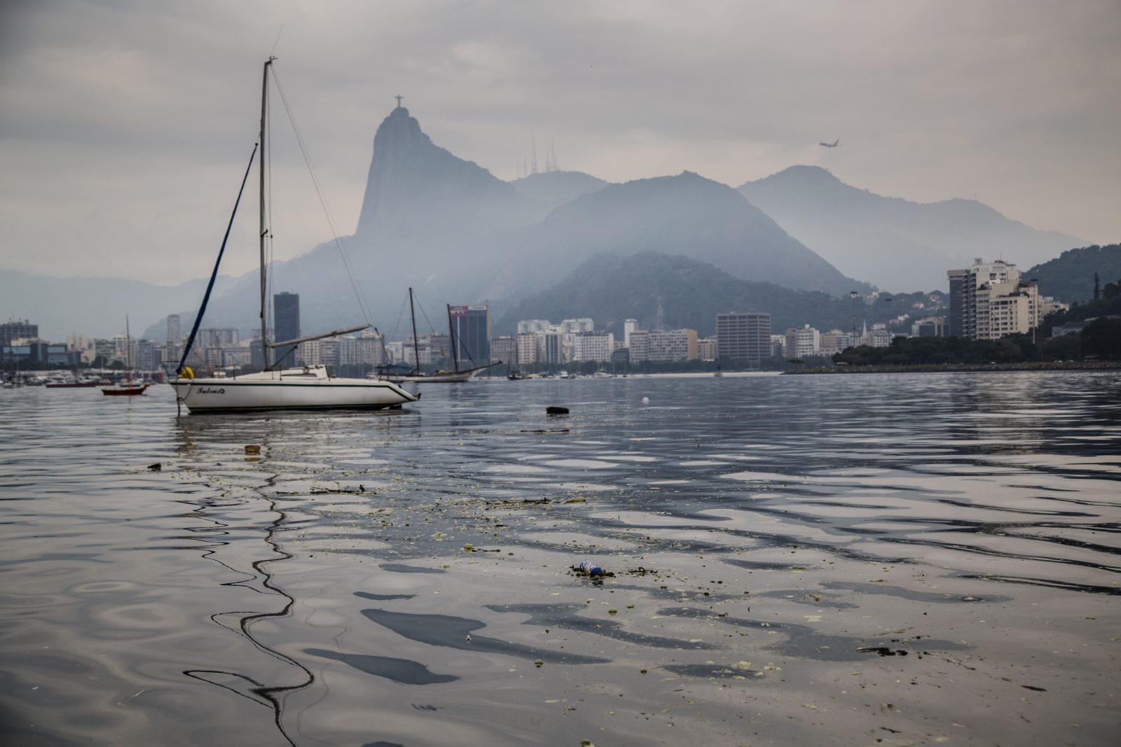 Baía de Guanabara, patrimônio da humanidade e receptora de 18 mil litros de esgoto por segundo. Foto: AF Rodrigues