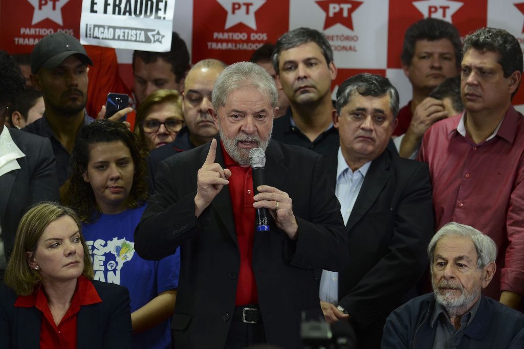 Lula fala à imprensa sobre sua condenação, em julho de 2017: cumprimento da pena pode impedi-lo de disputar a Presidência