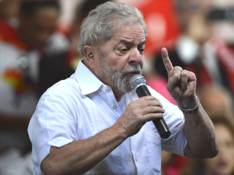 Lula discursa durante manifestação contrária ao impeachment de Dilma Rousseff: Bolsa Família encolheu e depois cresceu durante a gestão Temer