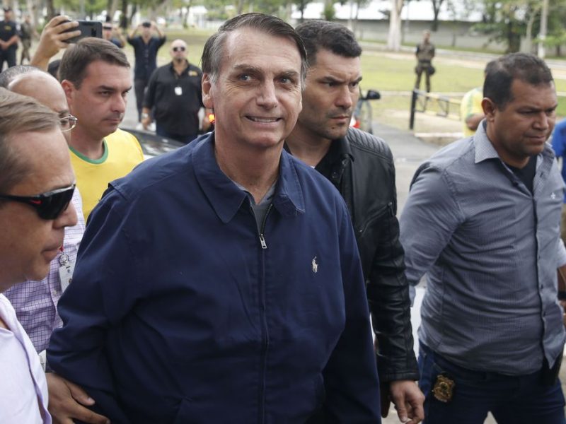 O candidato à Presidência Jair Bolsonaro (PSL) chegando a seção eleitoral em 7 de outubro de 2018