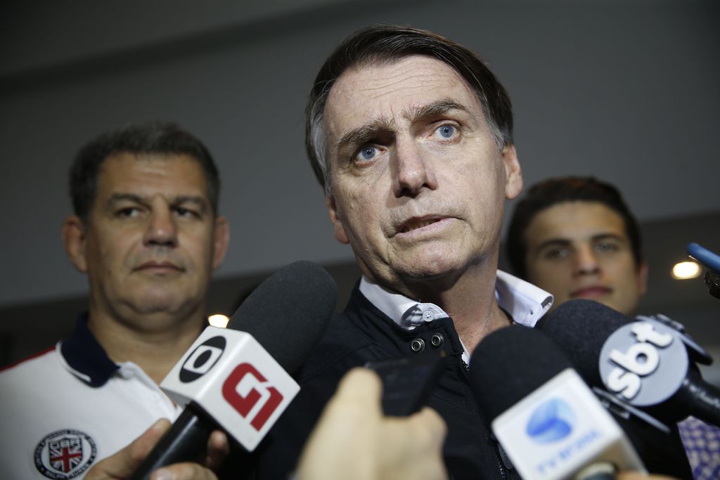 O candidato Jair Bolsonaro (PSL) fala à imprensa após gravação de programa da campanha eleitoral
