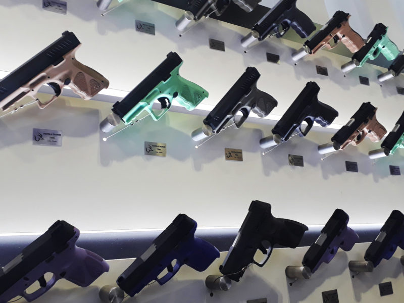 Armas brasileiras em exposição na feira de armas LAAD em 2019