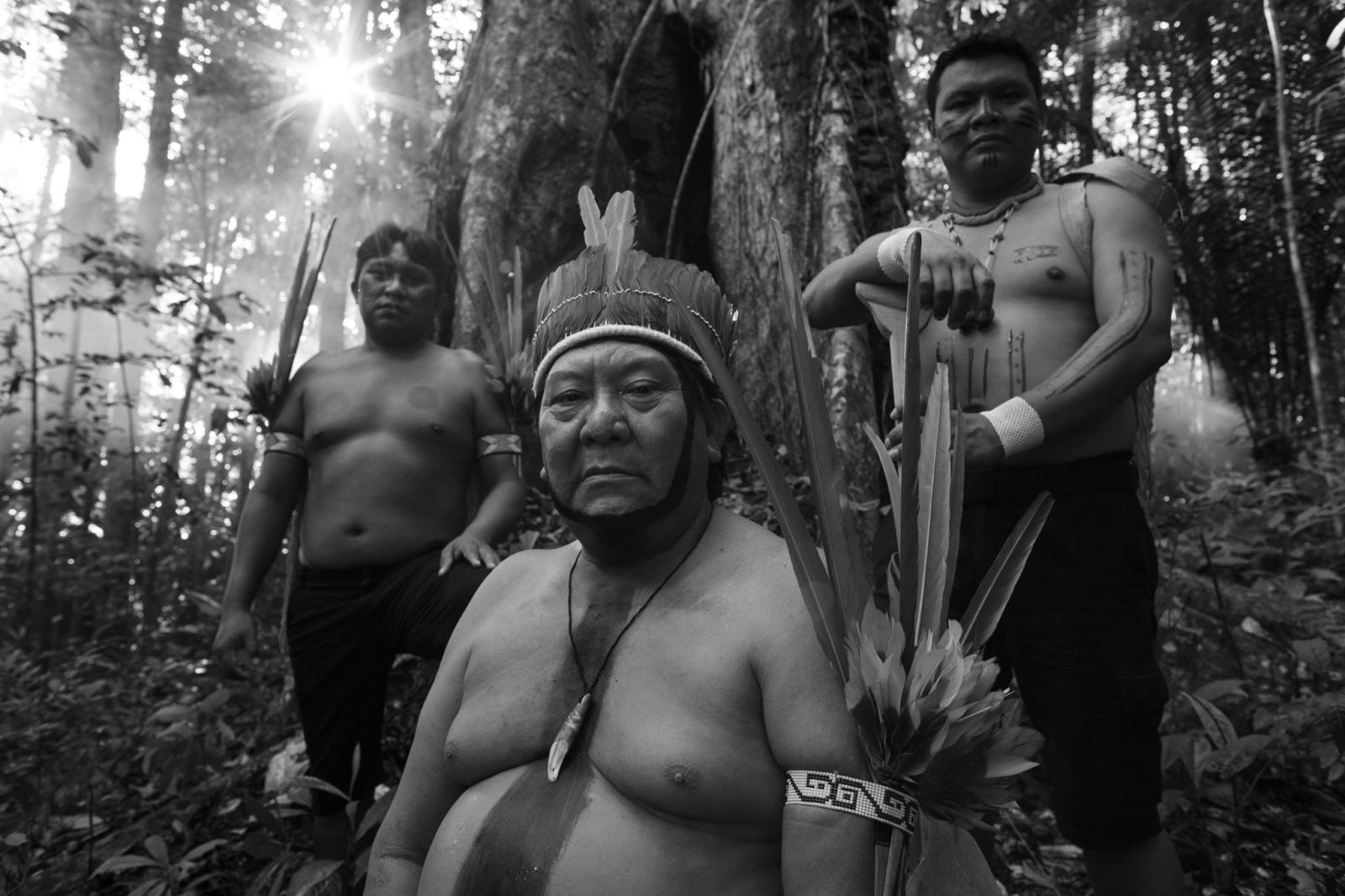 Davi Kopenawa e seu filho Dário Kopenawa, do povo Yanomami, e Maurício Tomé Rocha, do povo Ye’kwana, dedicam suas vidas à defesa de seu território: a Terra Indígena Yanomami