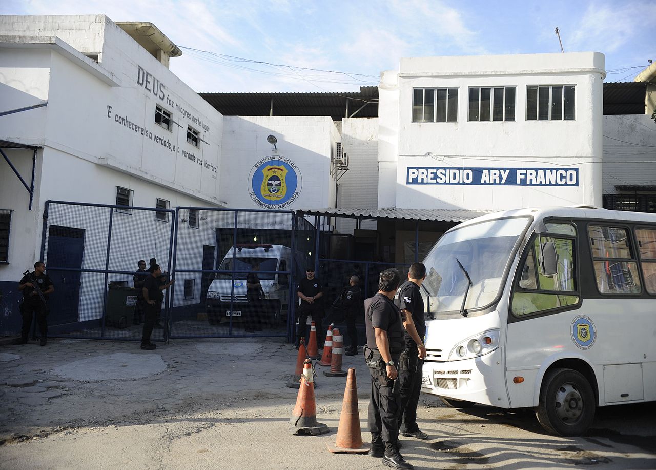 O presídio Ary Franco tem capacidade para 968 internos, mas, pela contagem do dia 11 de maio, abrigava mais de 1.700 presos