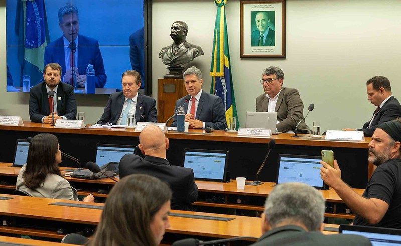 Os deputados Paulo Teixeira (PT-SP) e Luciano Ducci (PSB-PR) à frente da Comissão Especial que decidirá sobre o texto que será enviado para votação no Congresso (PT na Câmara)