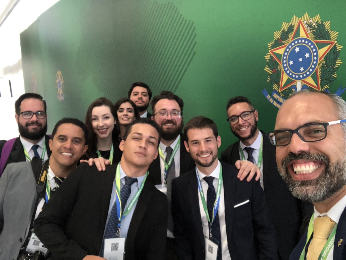 Influenciadores bolsonaristas posam para selfie durante cobertura da posse presidencial de Jair Bolsonaro em 2019
