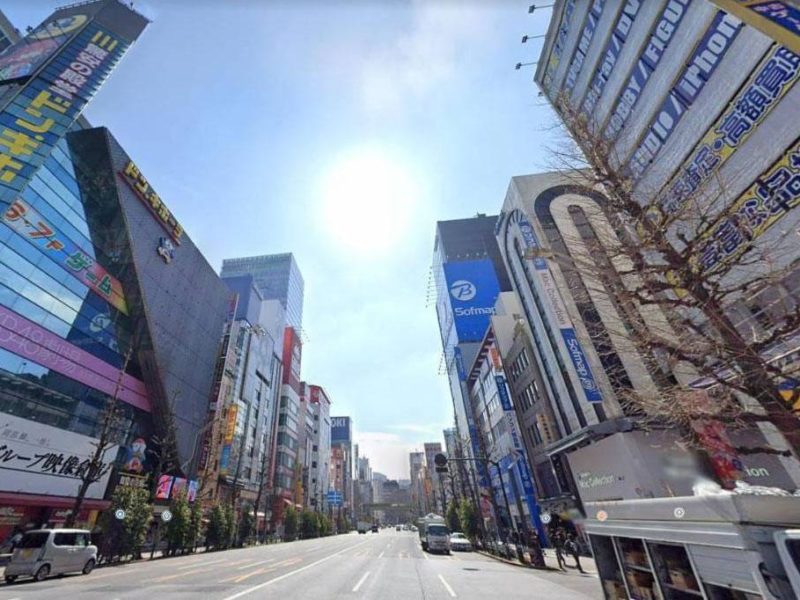 Avenida em Tóquio cercada de prédios e letreiros