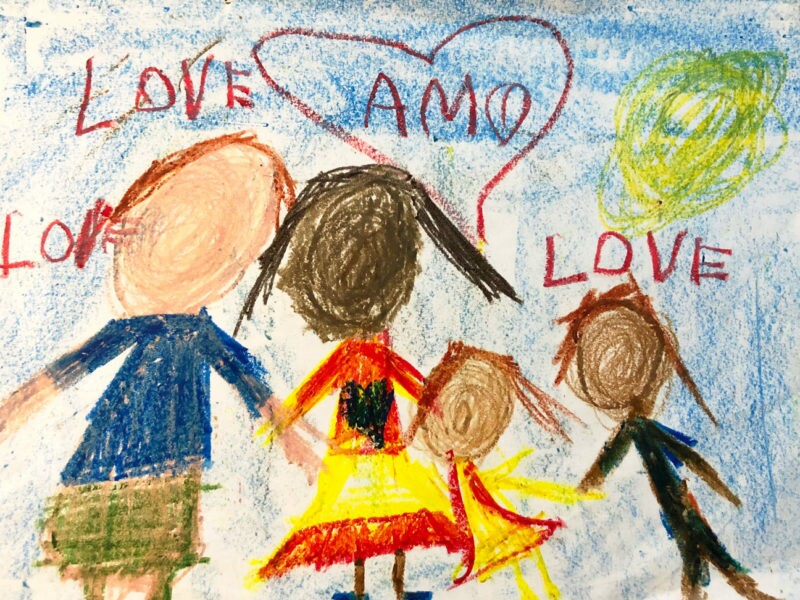 A escola é para todes; desenho feito por criança trans de 7 anos representando dois adultos e duas crianças, escrito 