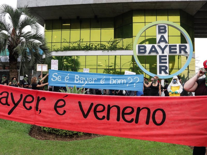 Integrantes do MST protestam em frente ao edifício da Bayer contra as ações e produtos da empresa