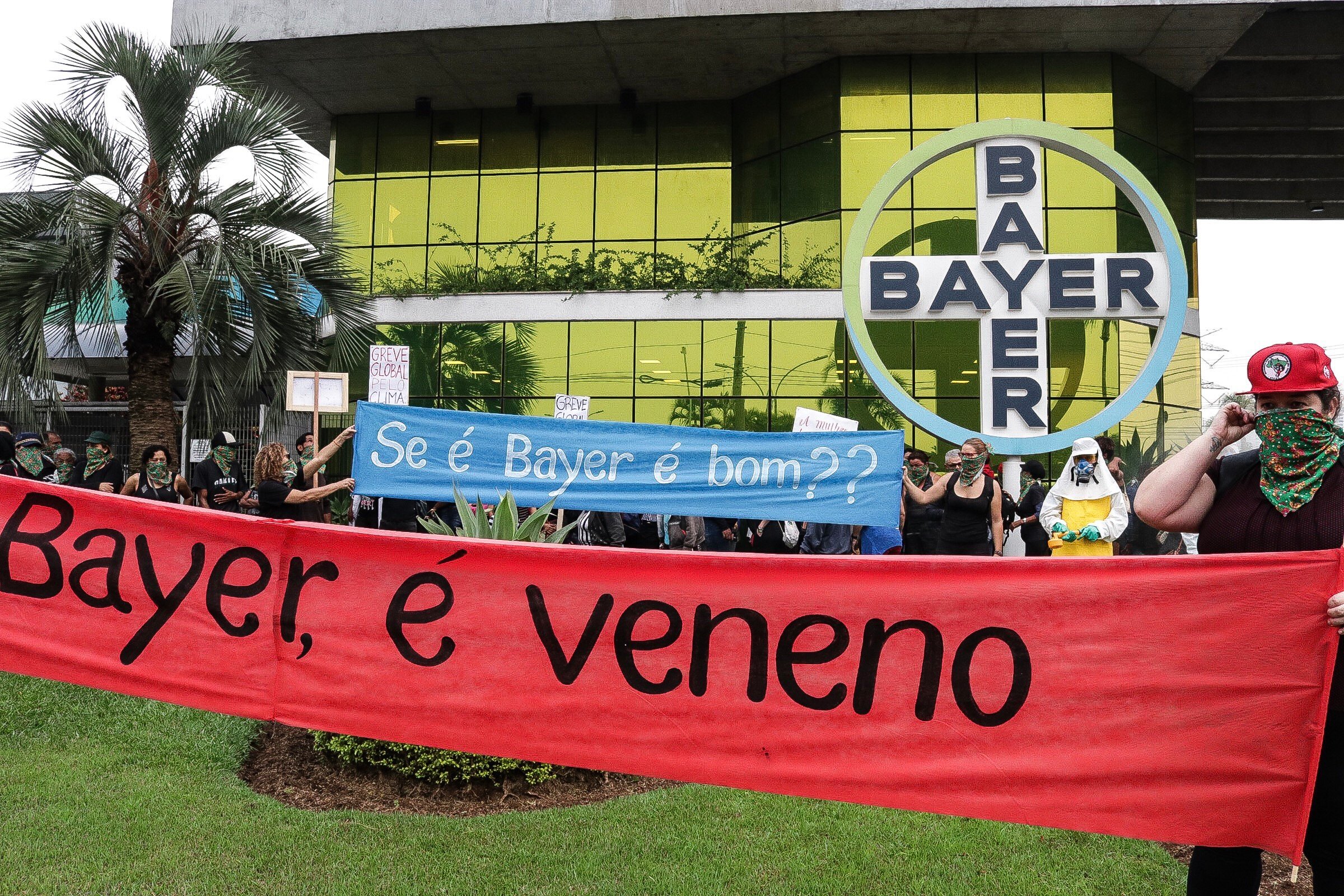 Integrantes do MST protestam em frente ao edifício da Bayer contra as ações e produtos da empresa