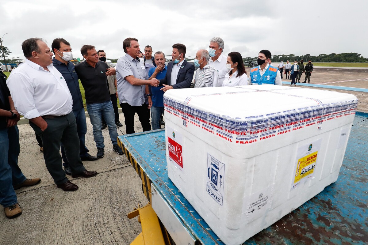 Bolsonaro durante entrega de lote de vacinas