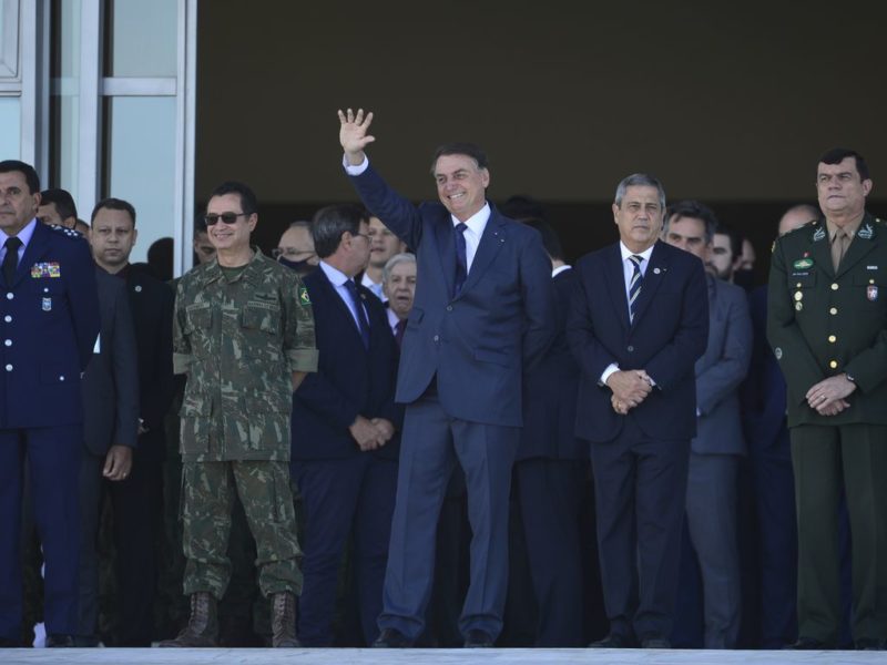 Jair Bolsonaro posa ao lado dos comandantes das Forças Armadas