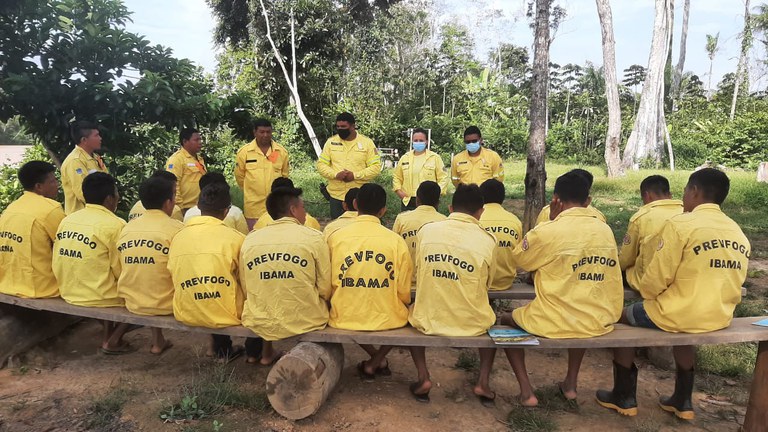 Brigadistas indígenas durante treinamento do Prevfogo; cerca de pouco mais de 20 homens indígenas vestem uniforme amarelo do Ibama