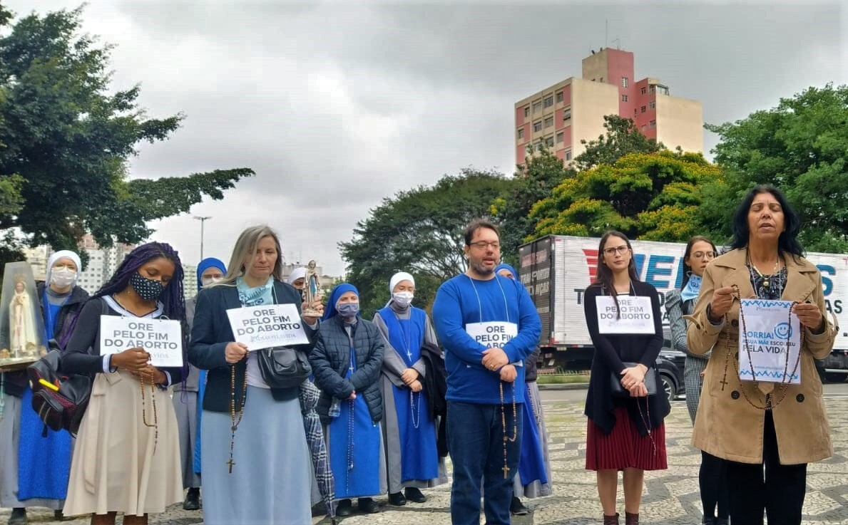 Manifestantes do movimento antiaborto '40 dias pela vida' fazem orações em frente ao Hospital Pérola Byghton em São Paulo