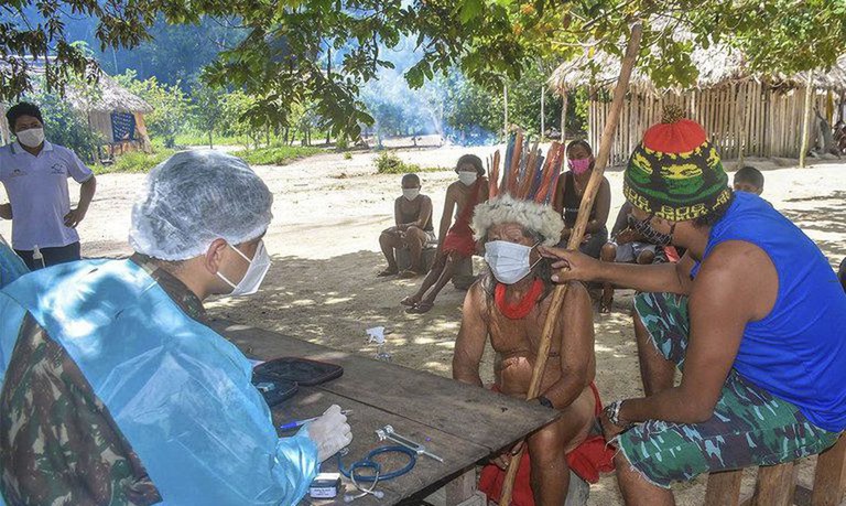 Homem indígena recebendo atendimento médico no DSEI Yanomami