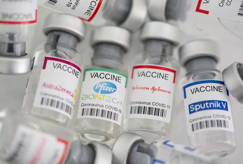Frascos de diversas vacinas contra a Covid-19