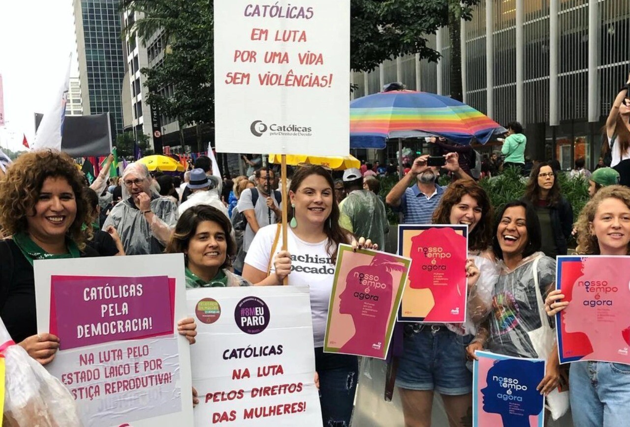 Ativistas do Católicas pelo Direito de Decidir em manifestação à favor do aborto e em defesa dos direitos sexuais e reprodutivos das mulheres