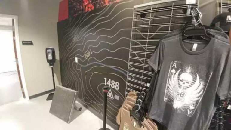 Em uma parede da 88 Tactical aparece destacado o número 1488; outro código frequentemente utilizado por grupos neonazistas