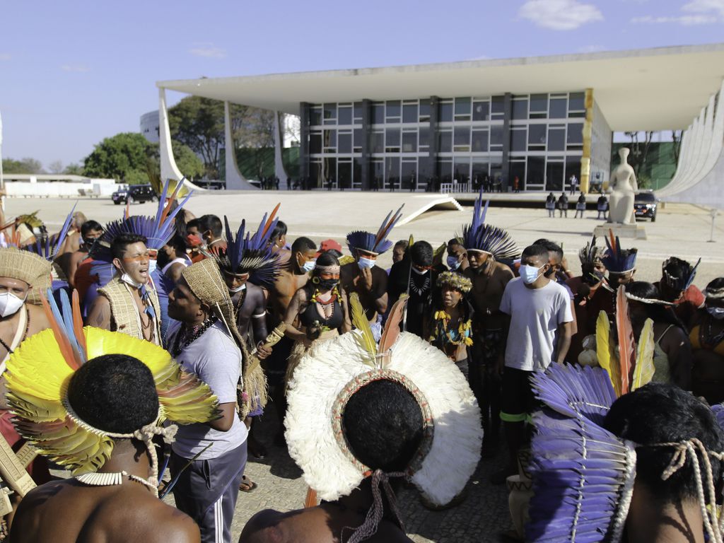 Indígenas de várias etnias fazem caminhada para acompanhar em frente ao STF a votação do chamado Marco temporal indígena