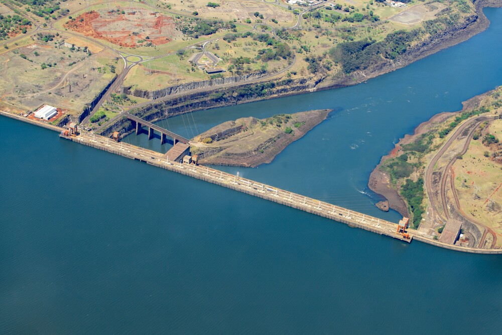 Imagem aérea da Usina de Itaipu, mostrando a extensão da construção, que alagou mais de 1.350 quilômetros quadrados