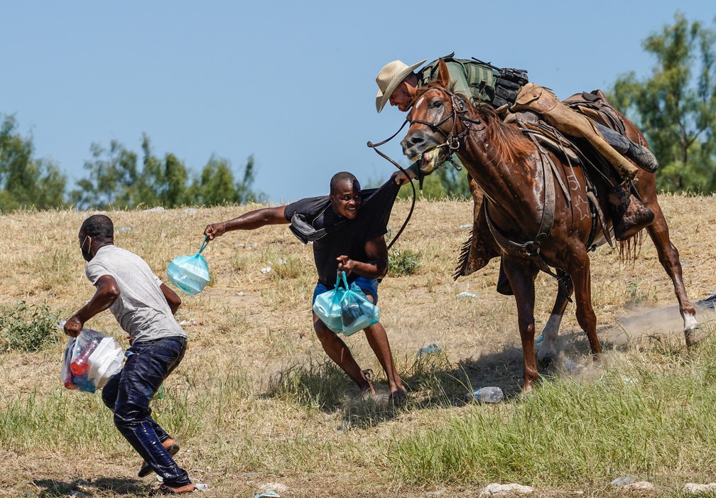 Na foto, agente do Serviço de Alfândega e Proteção de Fronteiras (CBP), à cavalo, agredindo haitianos que buscavam refúgio