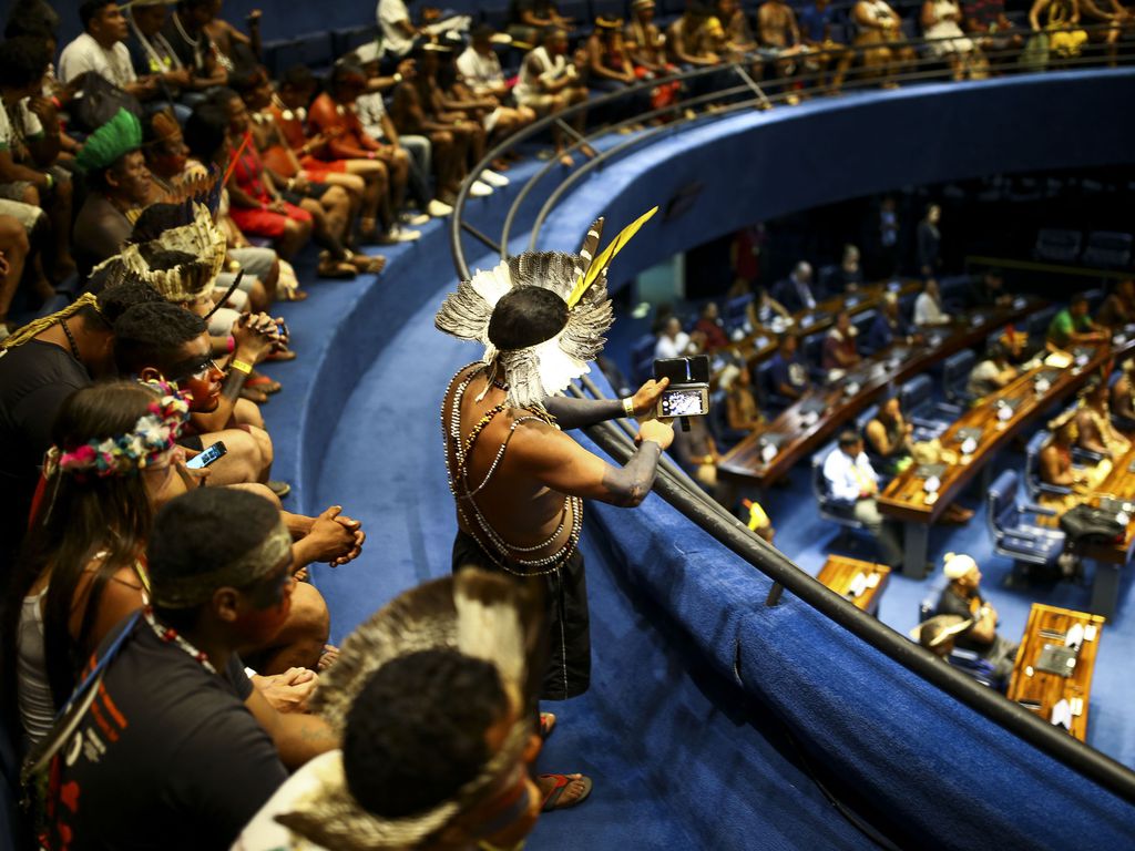Povos indígenas ocupam diversas cadeiras durante sessão no Senado Federal em 2019