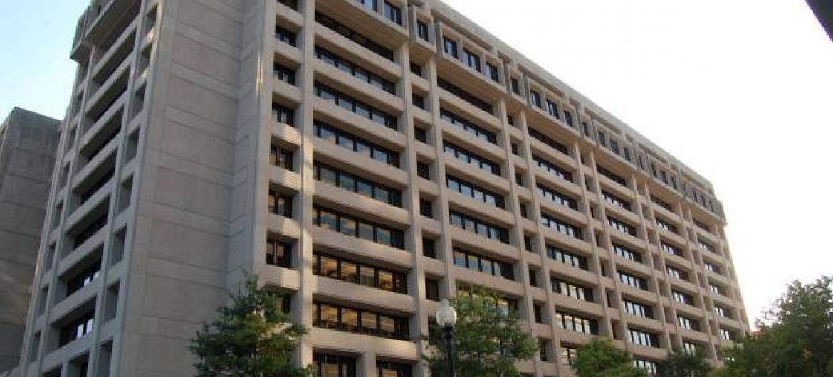 Foto mostra fachada da FMI, um prédio alto e largo, com janelas grandes