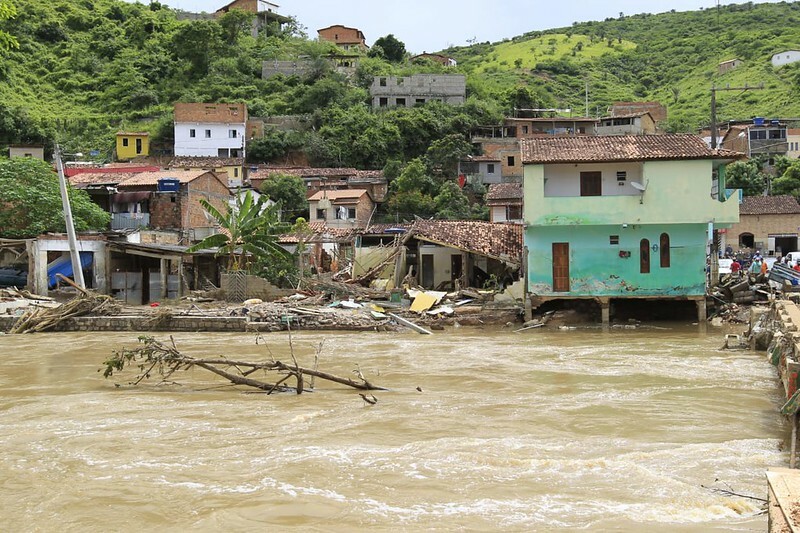 Casas em área de encosta com risco de desabamento graças à mudanças no clima e chuvas intensas no estado da Bahia