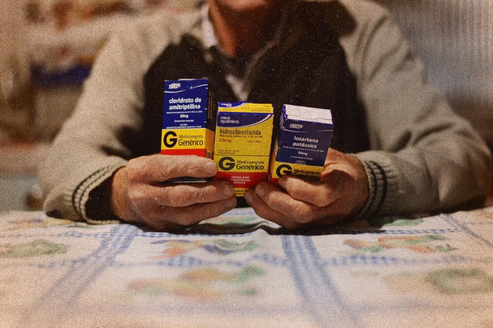 Ivo Wolter segura em suas mãos três caixas de remédios nas cores azul e amarelo
