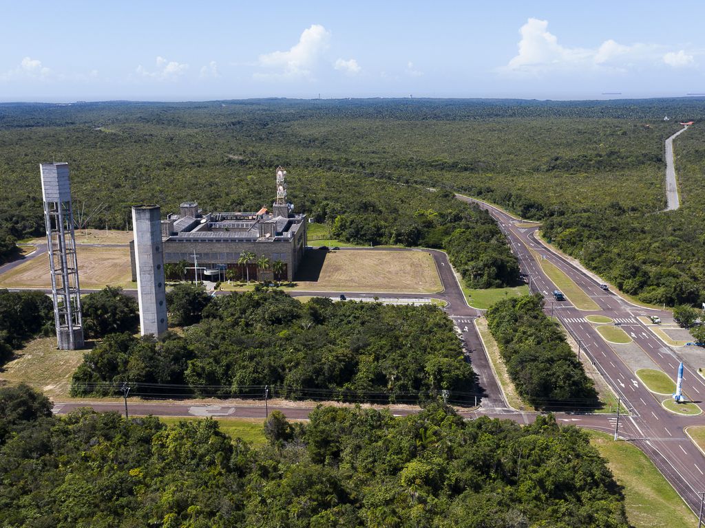 Imagem aérea da base de lançamento de foguetes da Força Aérea Brasileira, um complexo em meio à uma vasta área verde